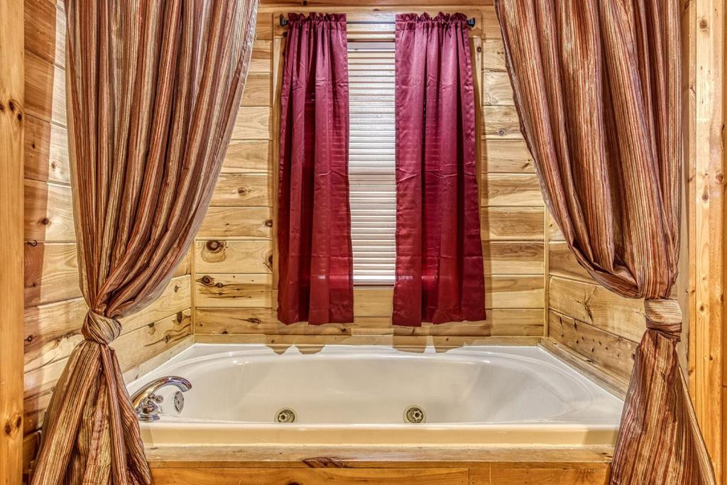 Always Kiss Me Goodnight- Hot Tub, You Get 1089 Of Free Area Attraction Tickets For Each Paid Day! Pigeon Forge Exterior photo