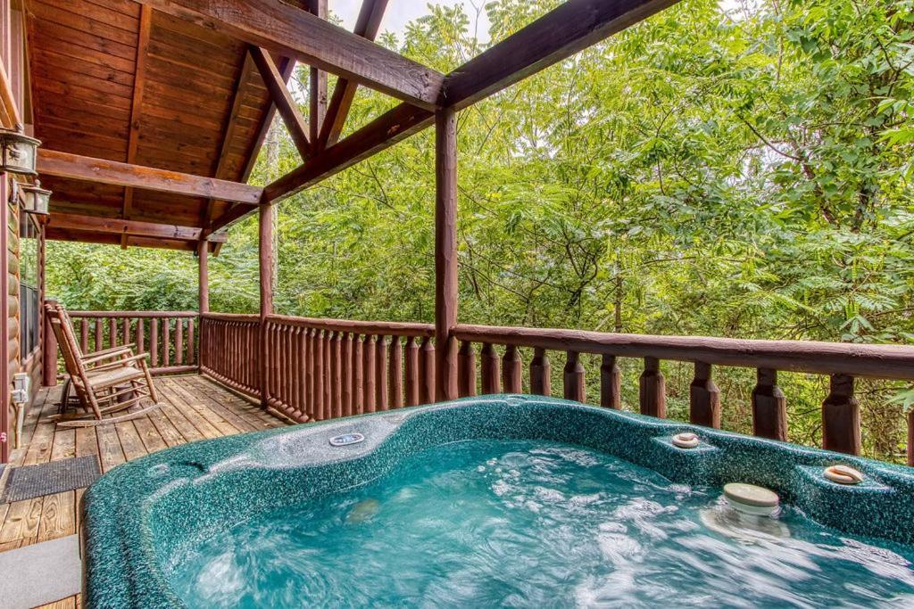 Always Kiss Me Goodnight- Hot Tub, You Get 1089 Of Free Area Attraction Tickets For Each Paid Day! Pigeon Forge Exterior photo