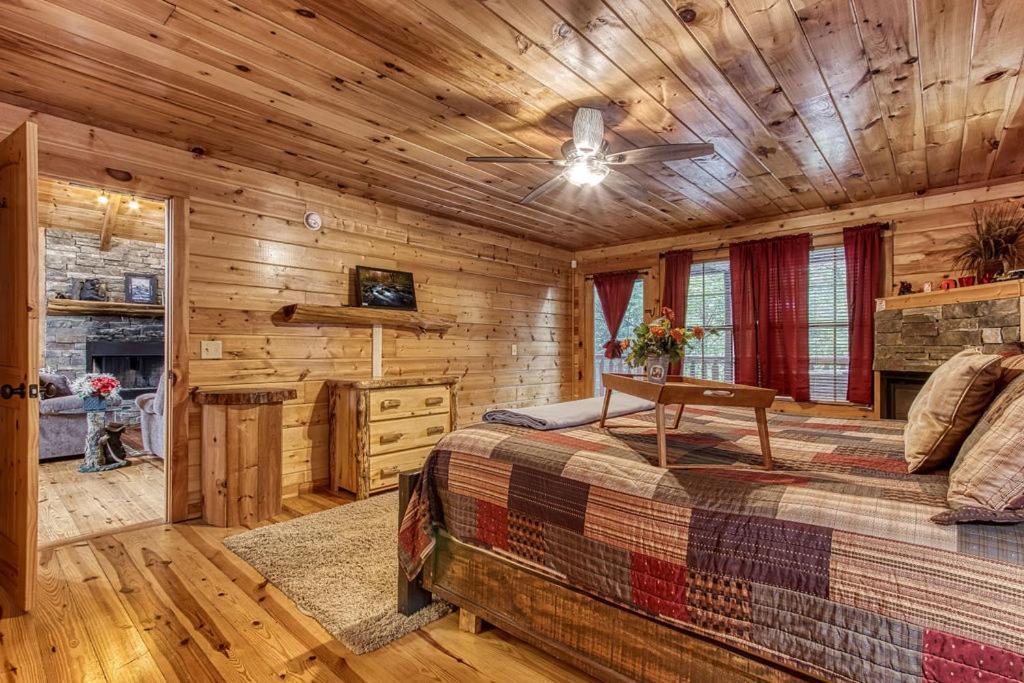 Always Kiss Me Goodnight- Hot Tub, You Get 1089 Of Free Area Attraction Tickets For Each Paid Day! Pigeon Forge Exterior photo